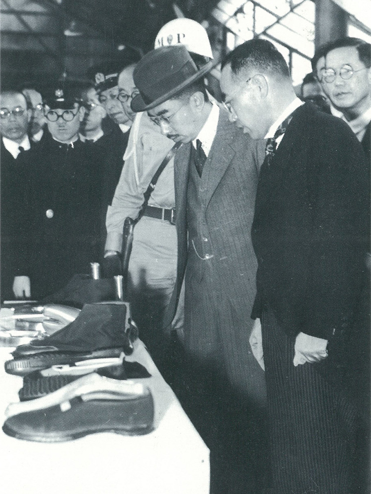 ようこそ福助へ。天皇陛下の工場見学